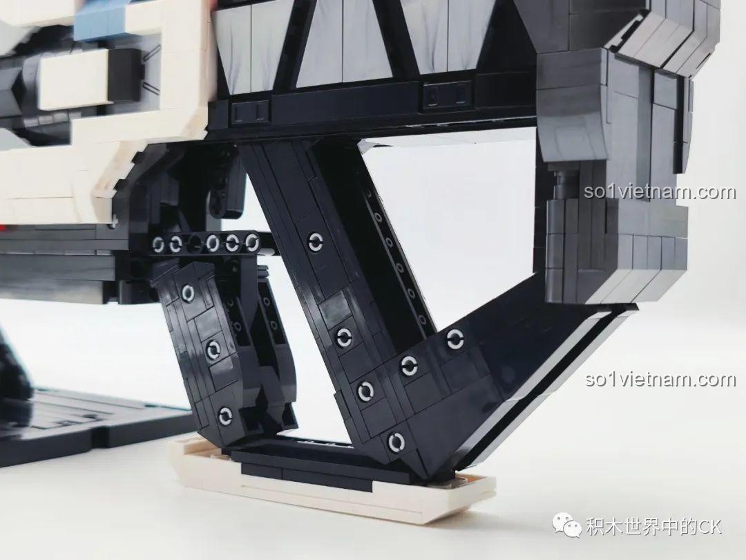 Cận cảnh các khớp nối và chi tiết trên báng súng của mô hình JIESTAR 58023, thể hiện sự phức tạp trong thiết kế.