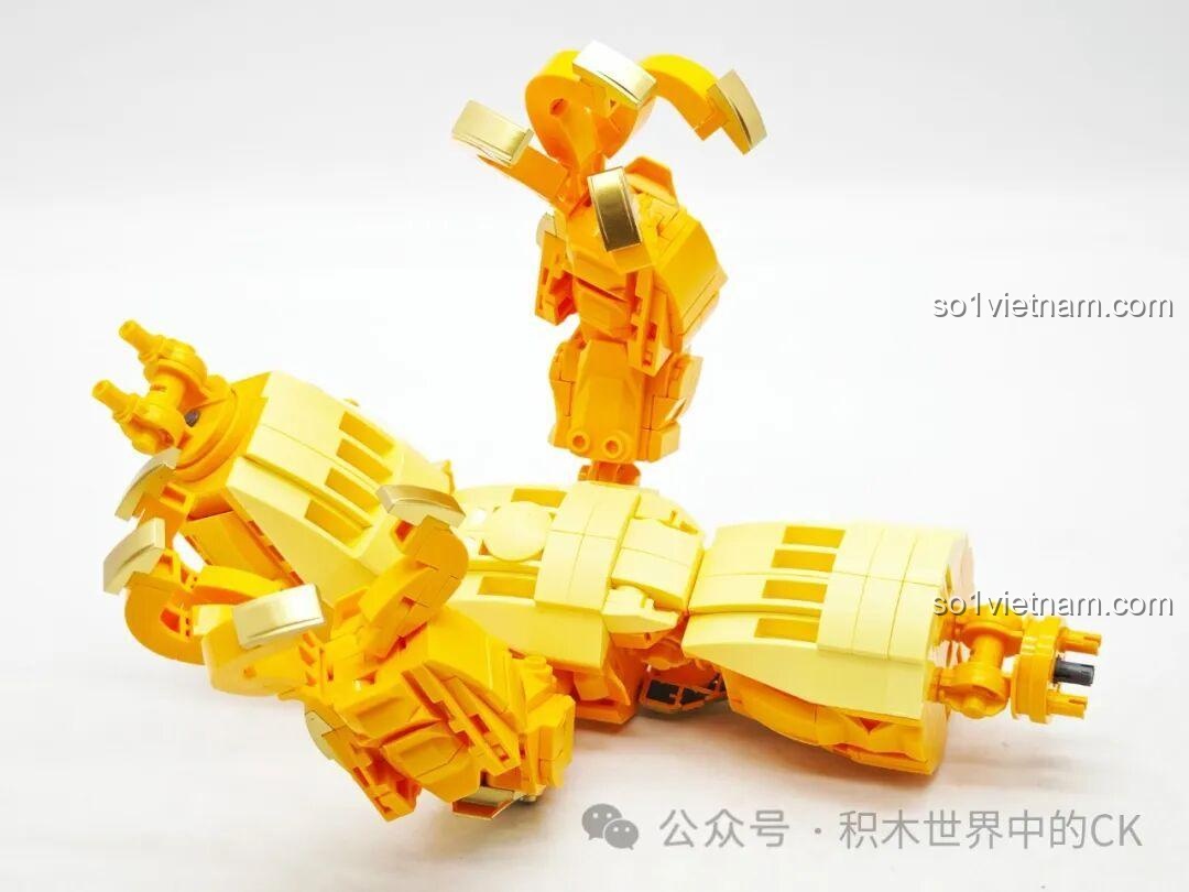 Cận cảnh các khớp nối linh hoạt của thân Rồng Vàng Keeppley K19908, cho phép tạo nhiều tư thế.