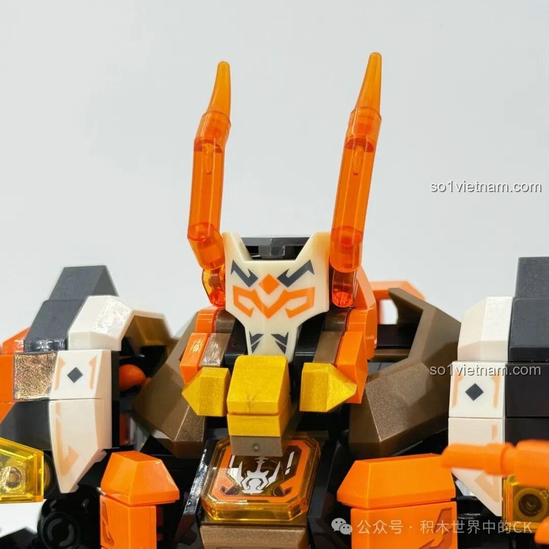 Cận cảnh khớp nối vũ khí của robot Ma Lễ Thanh SEMBO 106005, cho phép gắn kiếm vào tay chắc chắn.