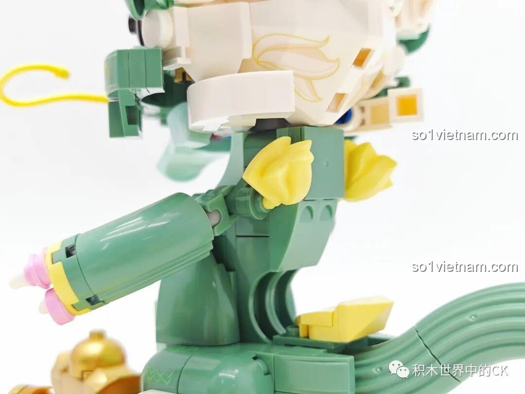 Cận cảnh khớp nối ở vai của chú rồng xanh, cho phép cử động linh hoạt.