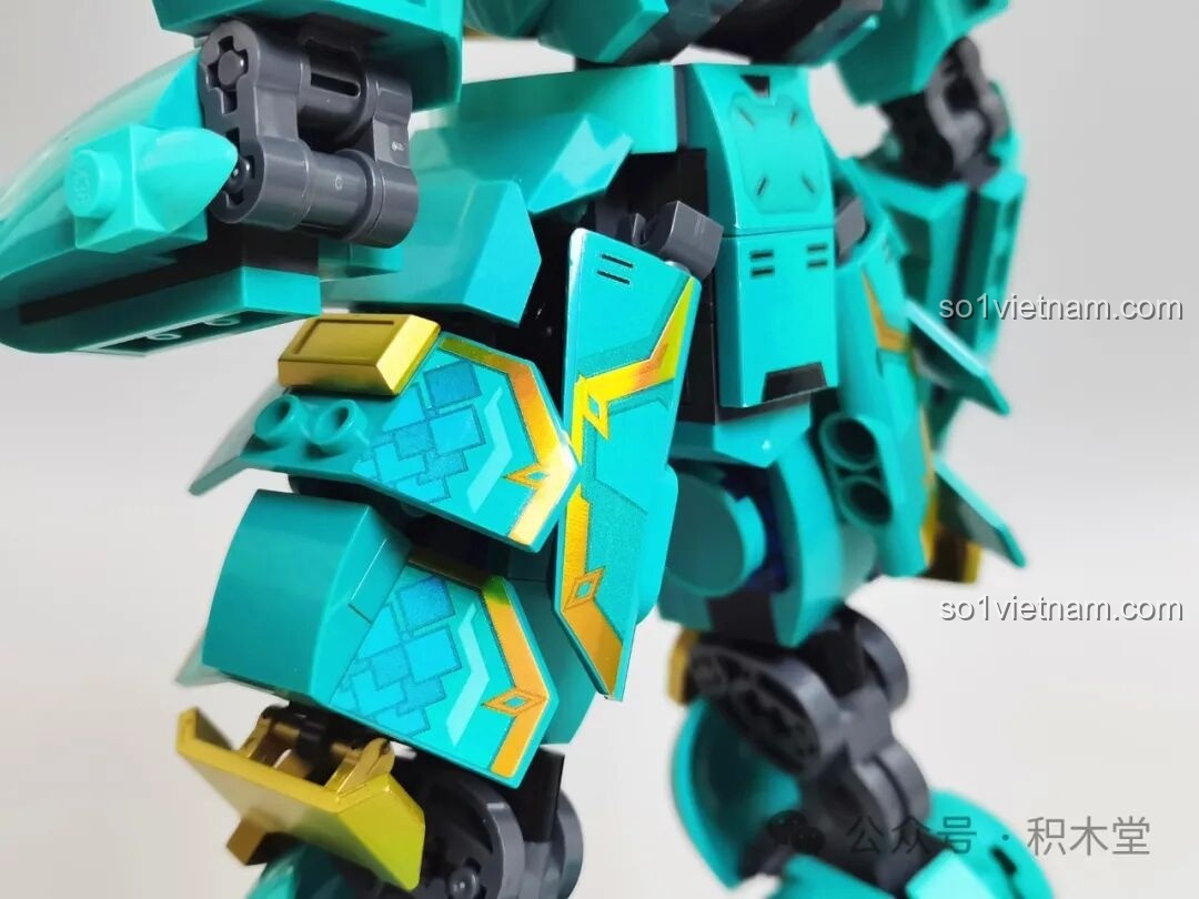 Cận cảnh khớp nối ở tay của Thanh Long Cơ Giáp M38-B1235, cho thấy khả năng cử động. Bộ lắp ghép Mô hình Thanh Long B1235 hợp túi tiền.