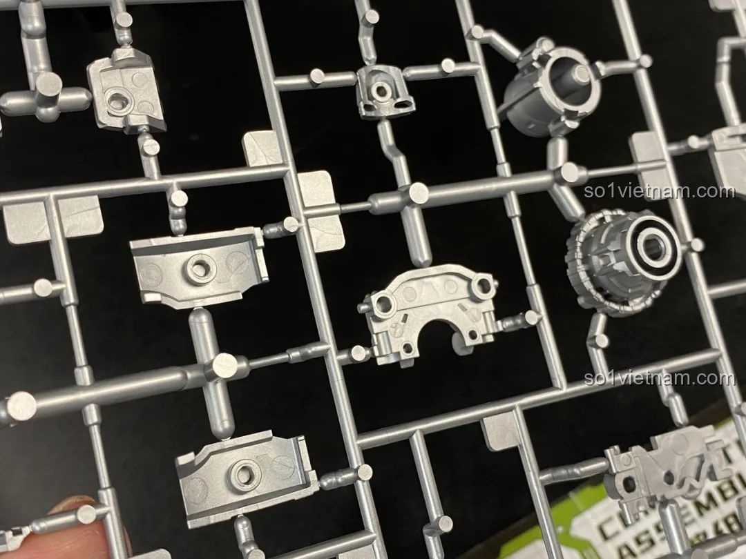 Các chi tiết thuộc phần khung xương của robot Transformers Blokees trên vỉ nhựa, sẵn sàng để được lắp ráp.