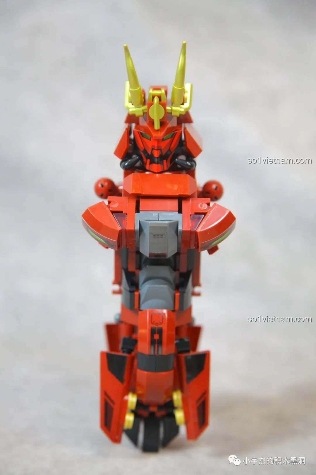 Chi tiết khuôn mặt của Cơ Giáp Sĩ Kai Sluban M38-B1183 với cặp sừng vàng và biểu cảm sắc sảo, được tạo hình qua sticker.