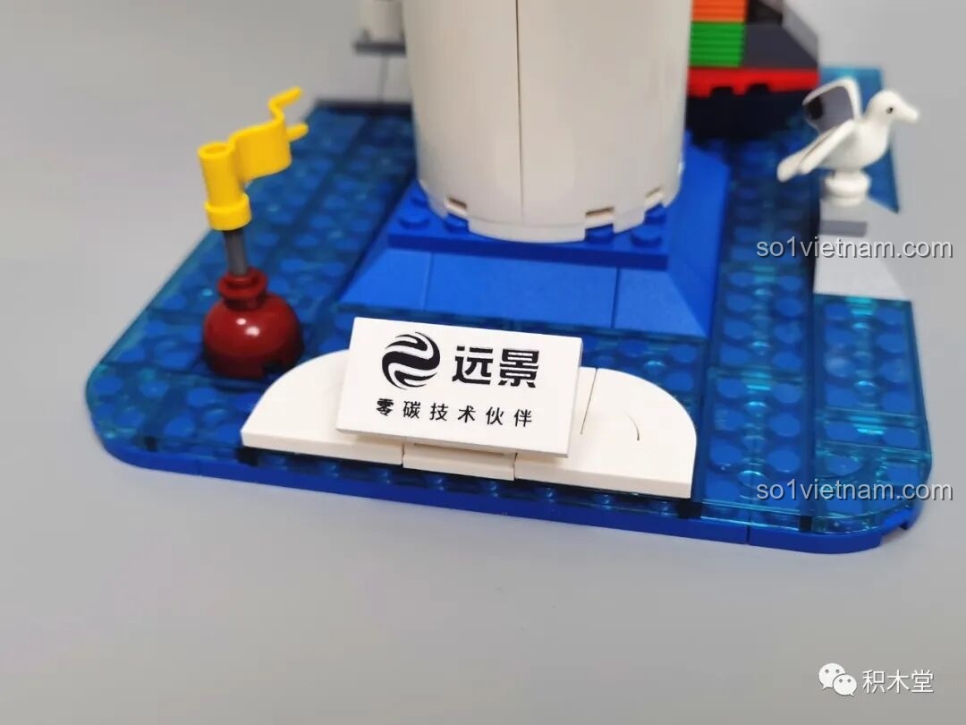 Chi tiết lá cờ và phao cứu sinh trên phần đế của Pantasy 11014, tăng thêm sự sống động và chân thực cho mô hình.