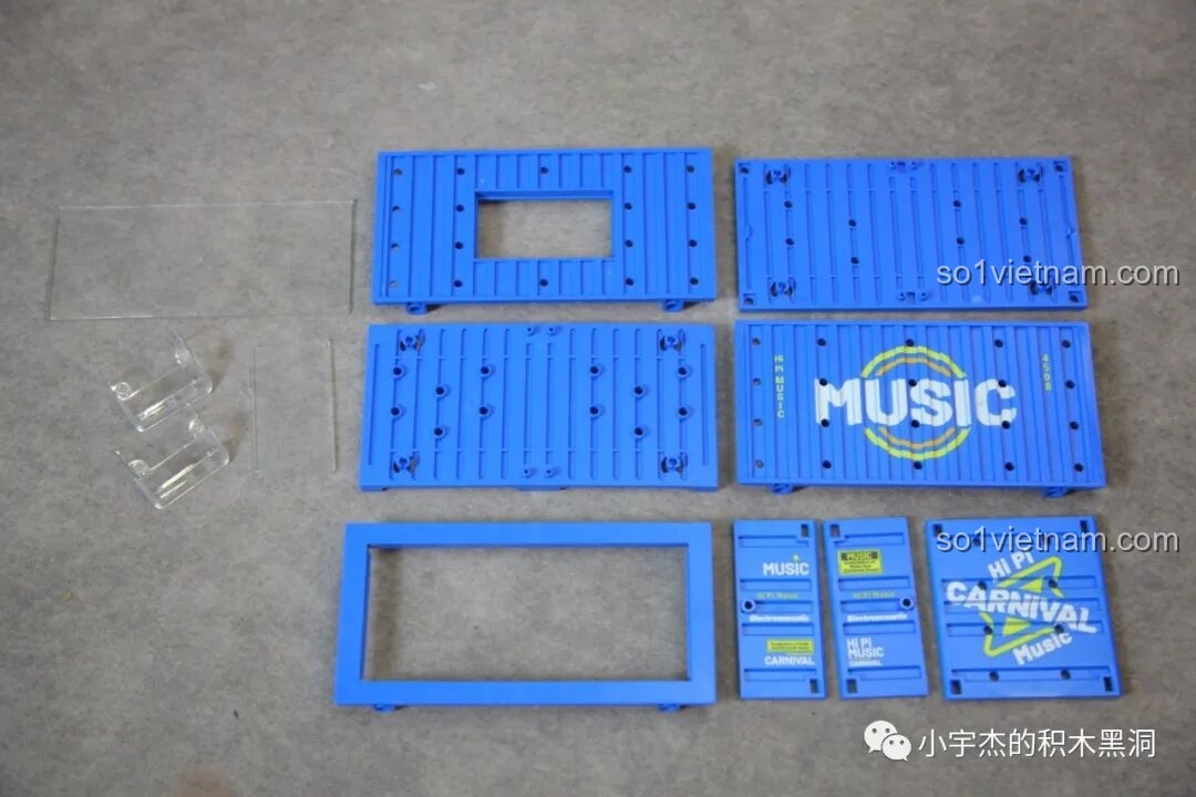 Các chi tiết đặc biệt để lắp ráp container màu xanh dương của bộ Sembo 714508, bao gồm các tấm vách và khung cửa.