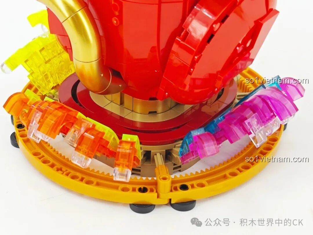 Chi tiết phần mai vàng trên cánh tay của bộ lắp ráp TOP TOY TC1830