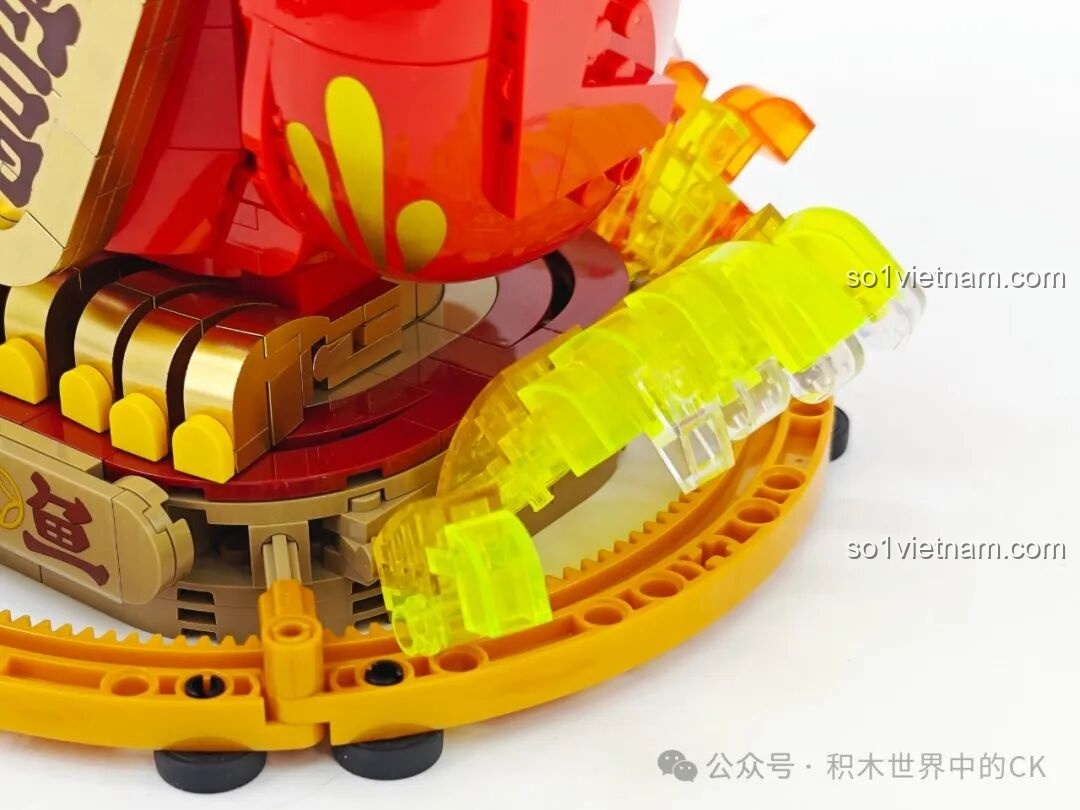 Chi tiết ống khói vàng trên thân mèo của bộ lắp ráp TOP TOY TC1830