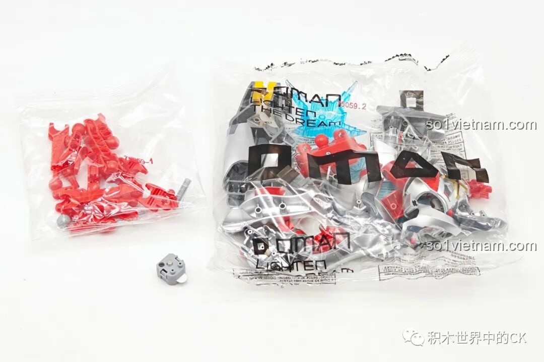 Các chi tiết lắp ráp Ultraman Tregear được đóng gói cẩn thận
