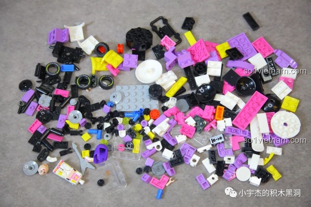Các mảnh ghép nhỏ nhiều màu sắc như hồng, tím, vàng, đen để lắp ráp xe và phụ kiện cho bộ Sembo 714508 Ban Nhạc Hoang Dã.