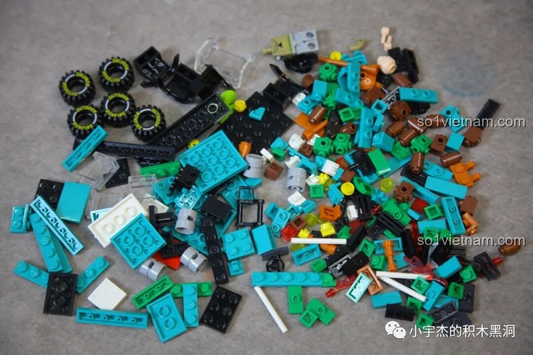 Các chi tiết nhỏ để lắp ráp xe địa hình trong bộ Sembo 714509, chủ yếu là màu xanh ngọc, đen và nâu.