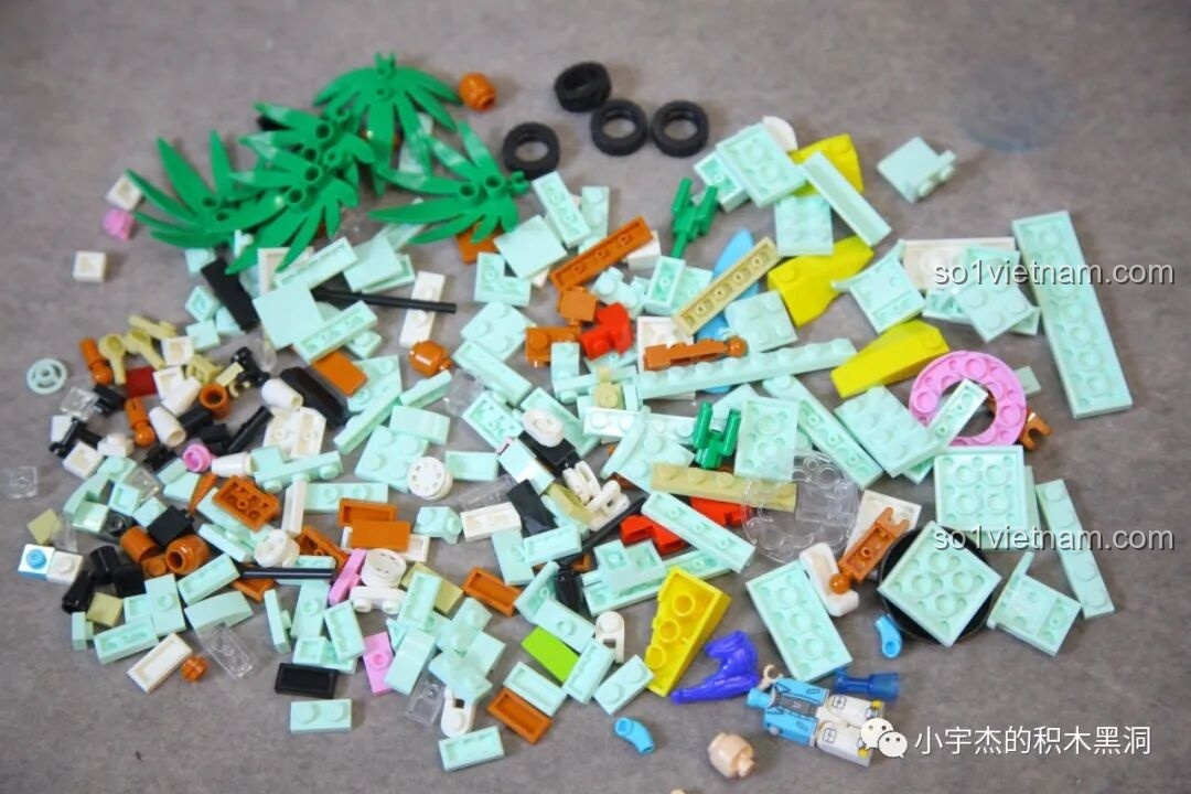 Các chi tiết nhỏ để lắp ráp xe hơi trong bộ Sembo 714510, chủ yếu là màu xanh mint, trắng và các chi tiết trong suốt.