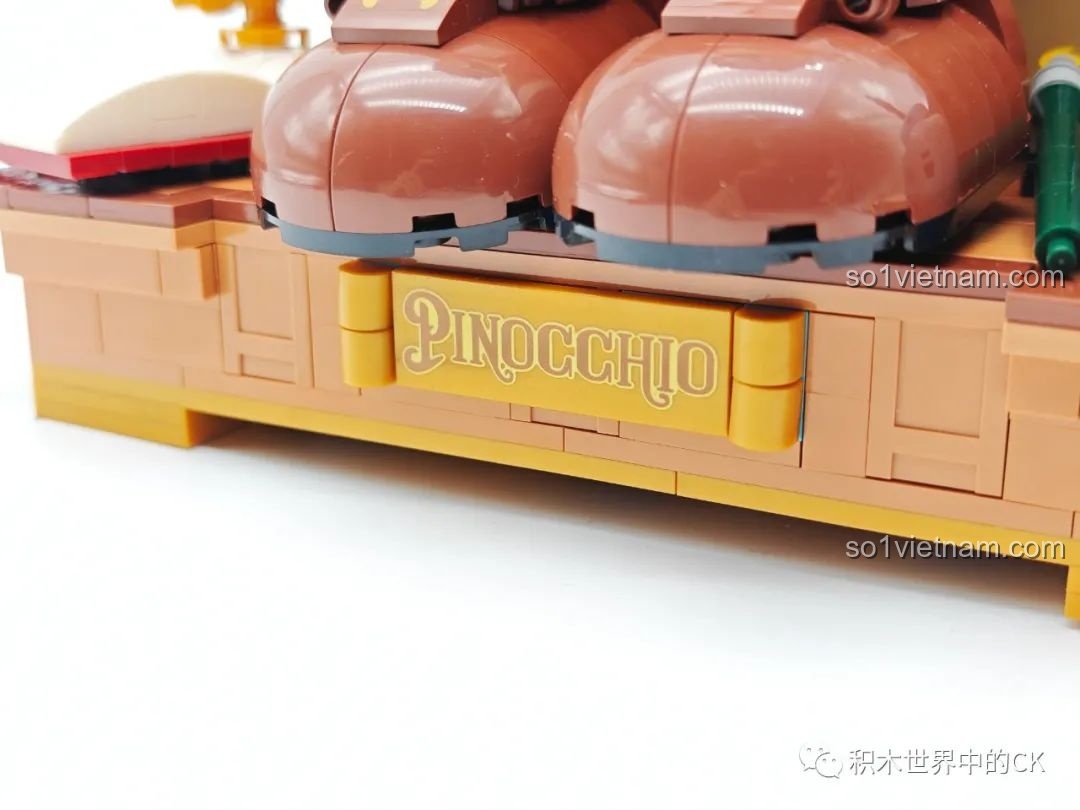 Chi tiết lọ mực và bút vẽ trên đế mô hình Pinocchio Wekki 506186, thể hiện sự tỉ mỉ trong thiết kế phụ kiện.