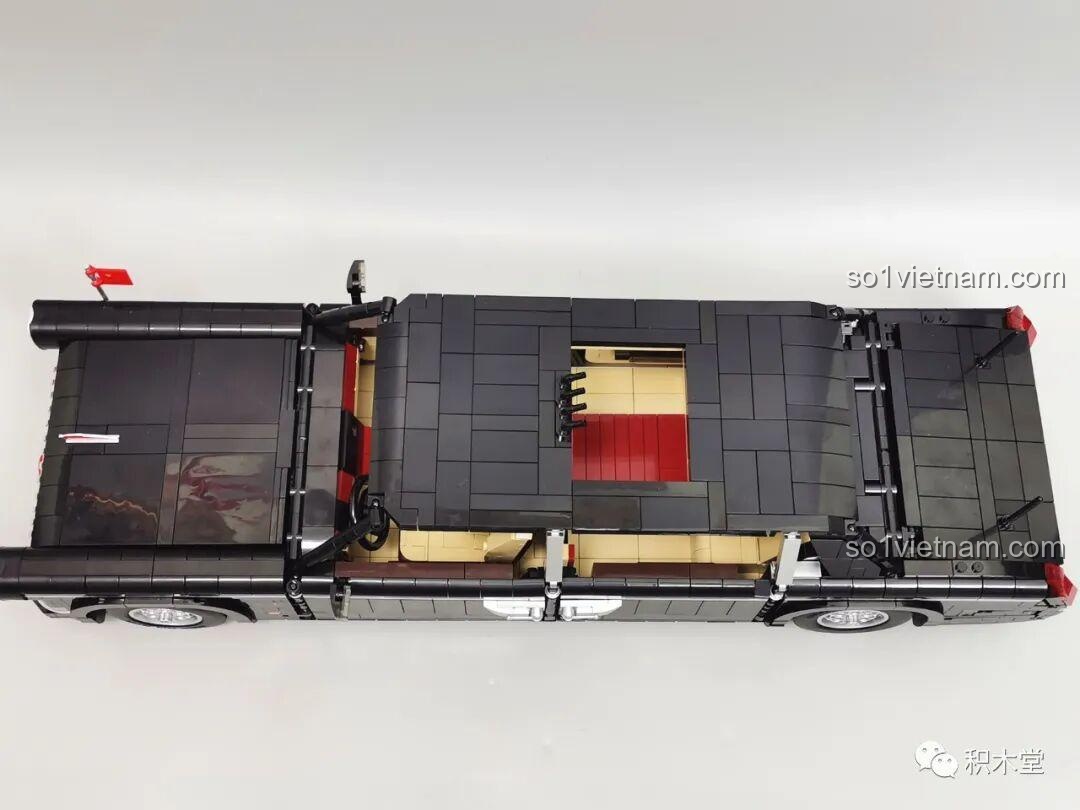 Cận cảnh logo Hồng Kỳ trên nắp capo của mô hình Zhimeng Tree T5043 Xe Lễ Tân Hồng Kỳ.