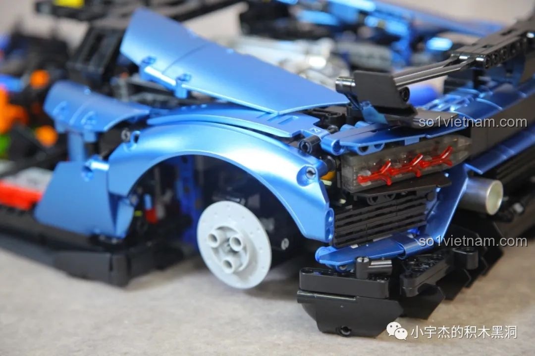 Một chi tiết lớn của K-box 10520 bị lỗi mạ một chút, một khiếm khuyết nhỏ không ảnh hưởng nhiều đến tổng thể.