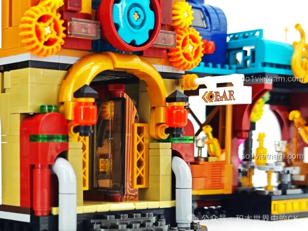 Chi tiết lối vào chính của Quán Bar Steampunk ZHEGAO 958013 với đèn lồng, bậc thang và biển hiệu BAR nhỏ.