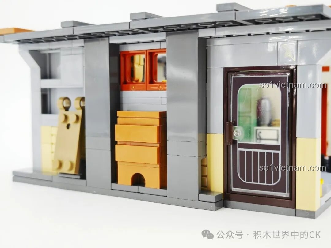 Cận cảnh chi tiết lối vào và những thùng than quen thuộc bên ngoài nhà Deok-sun, một chi tiết nhỏ nhưng đầy hoài niệm.