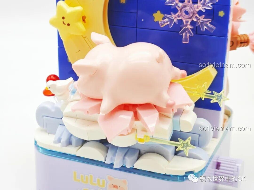 Chi tiết cận cảnh phần lưng của Heo LuLu đang nằm trên đóa hoa sen hồng.