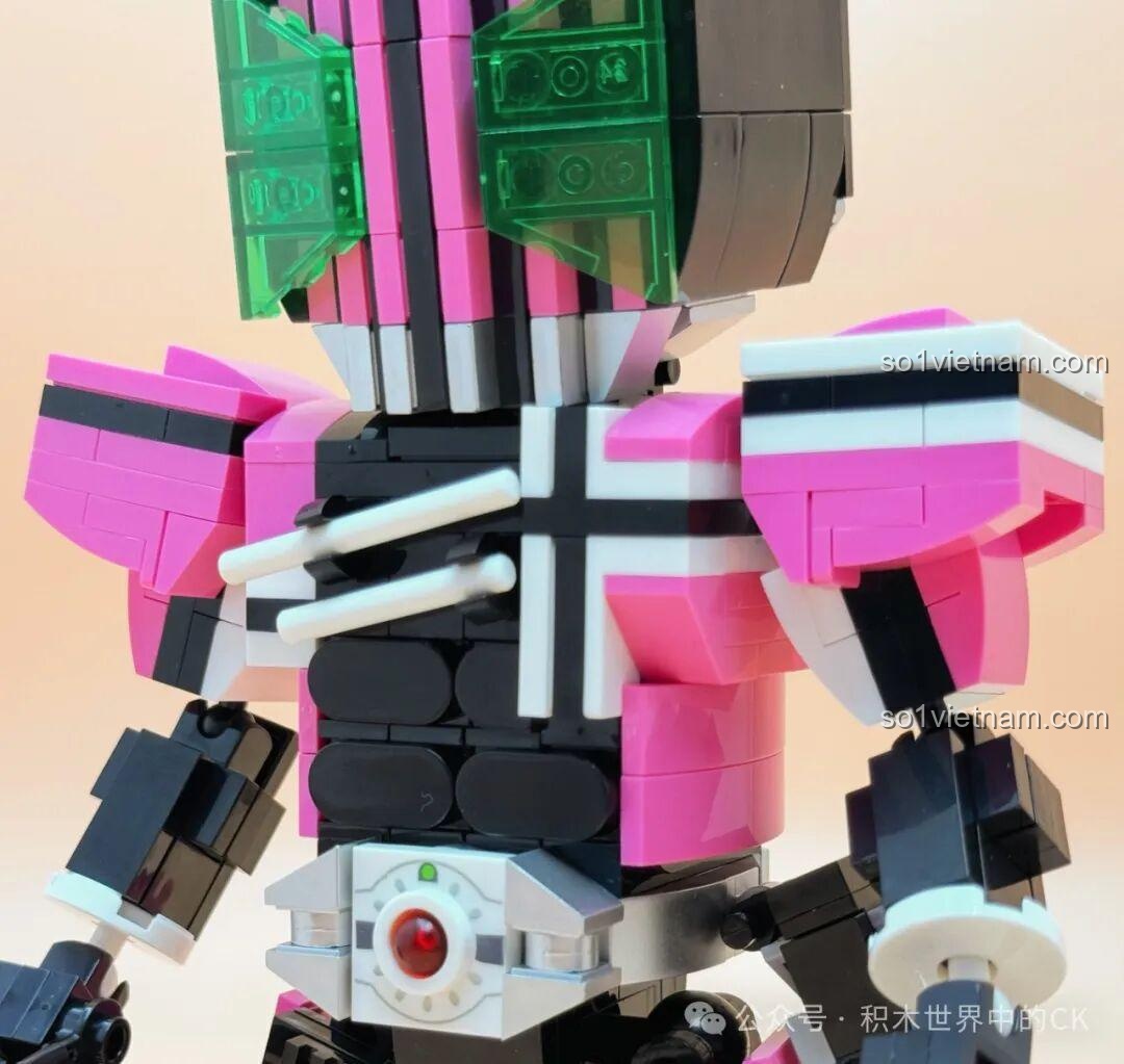 Cận cảnh phần lưng của mô hình Kamen Rider Decade JIESTAR 58189, với các chi tiết giáp và khớp nối.