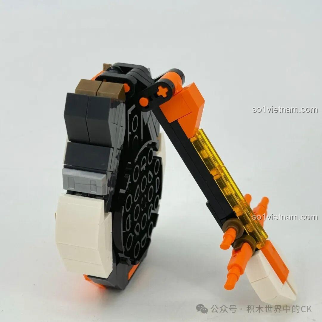 Cận cảnh phần lưng của robot Ma Lễ Hải SEMBO 106006 với các chi tiết động cơ và giáp.