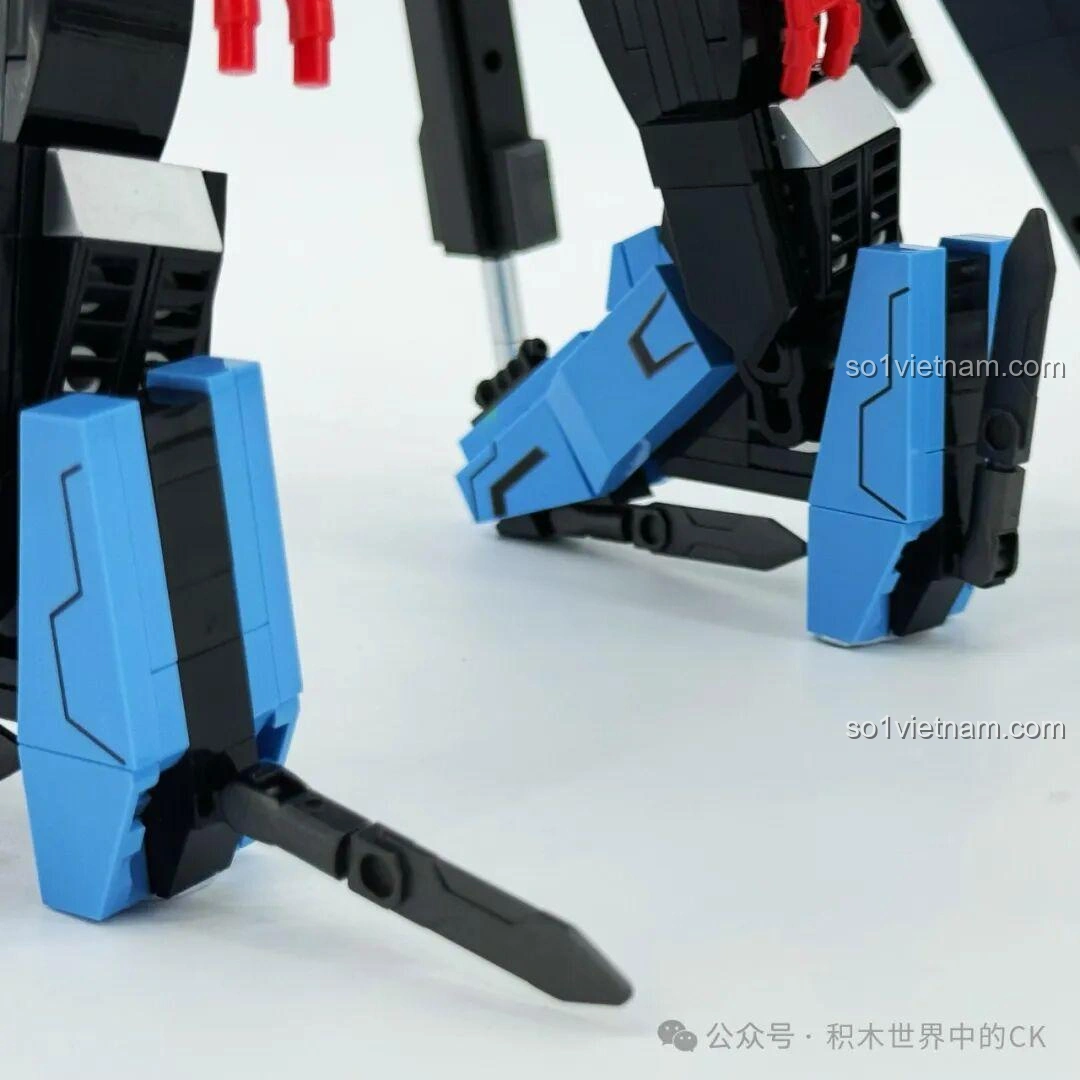 Cận cảnh phần lưng của Robot Vidar JIESTAR 58145, với chi tiết màu đỏ nổi bật và các khớp nối.