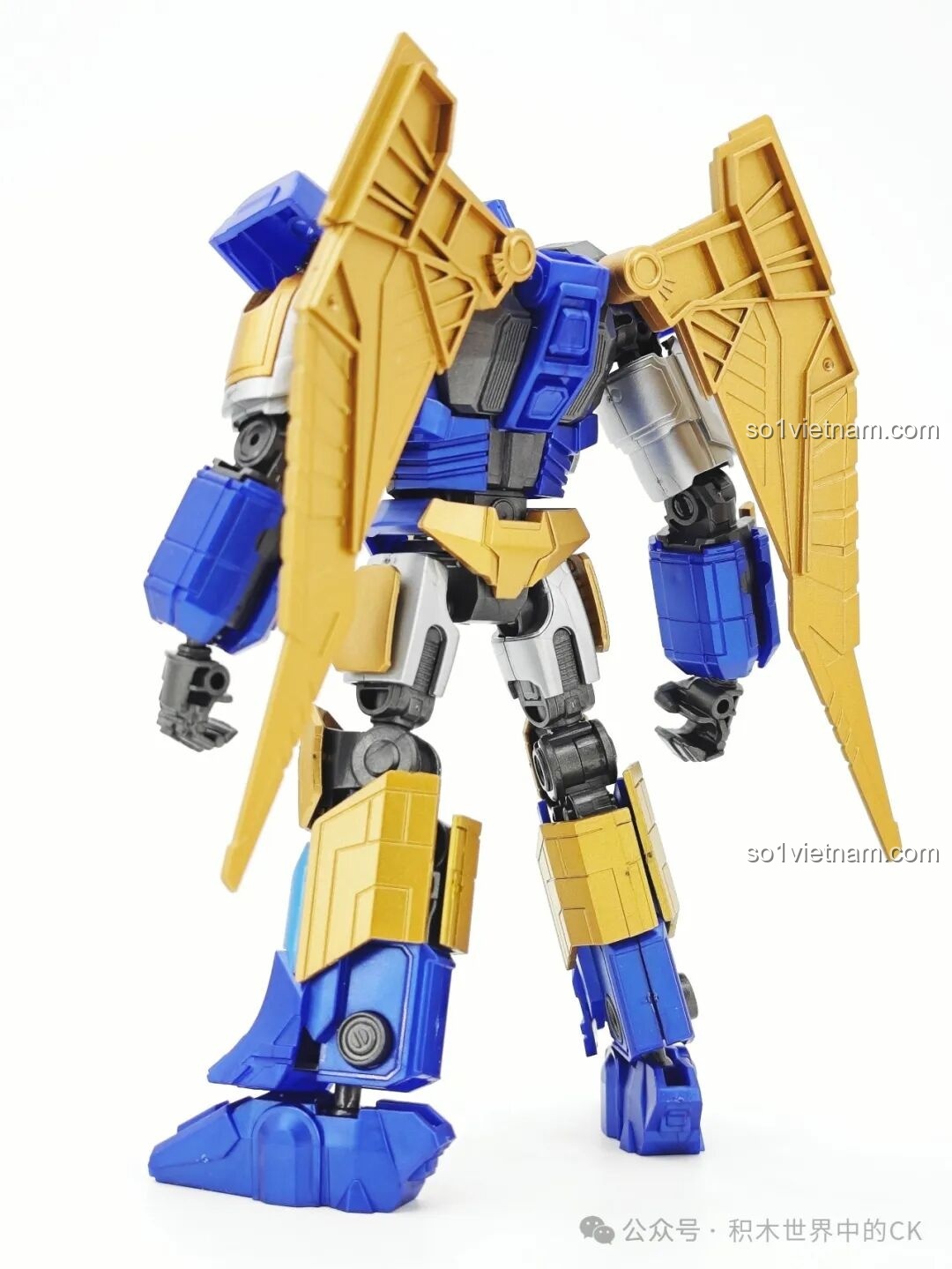 Cận cảnh chi tiết phần lưng và đôi cánh vàng của figure Người máy Sentinel Prime cho con trai 12 tuổi.
