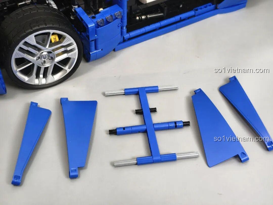 Chi tiết lưới tản nhiệt và logo ba mũi đinh ba của Reobrix 11010 Maserati GranTurismo, rất chân thực.