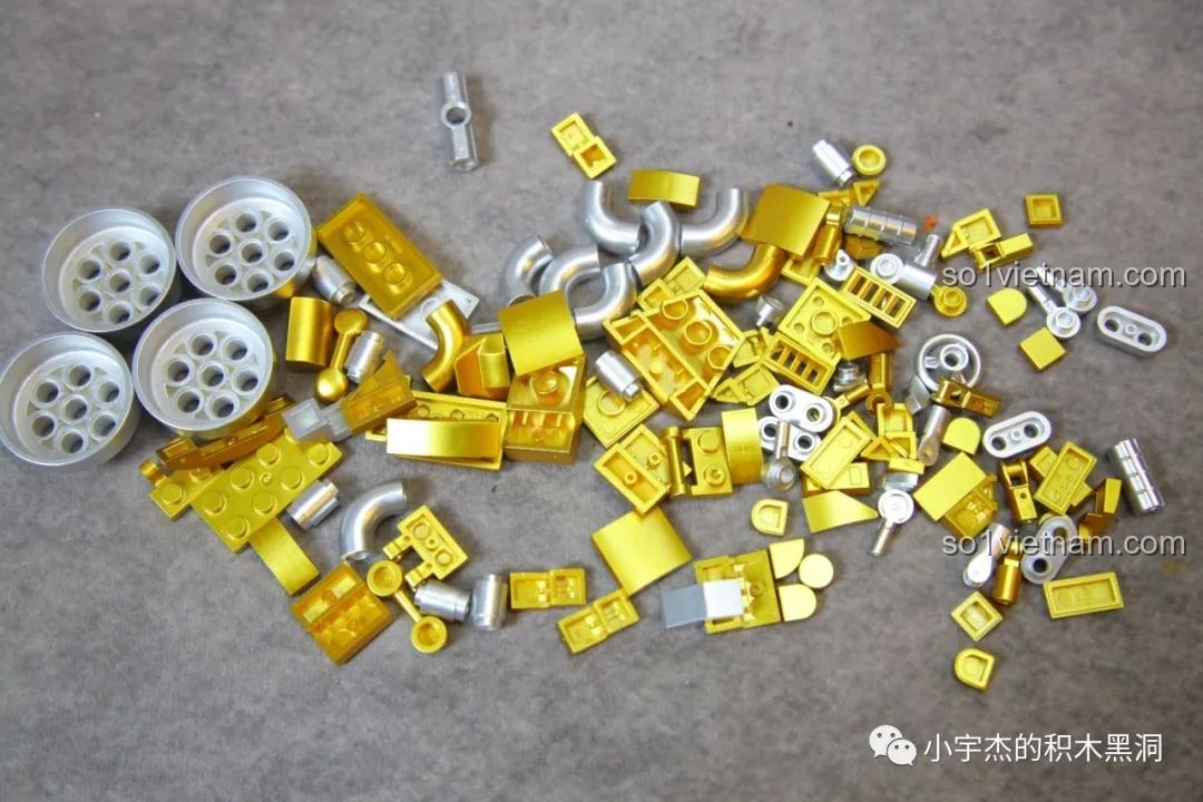 Cận cảnh các chi tiết được mạ bóng màu vàng và bạc sáng loáng của bộ ZHEGAO GZ8008 Robot Kỳ Lân Sắt.