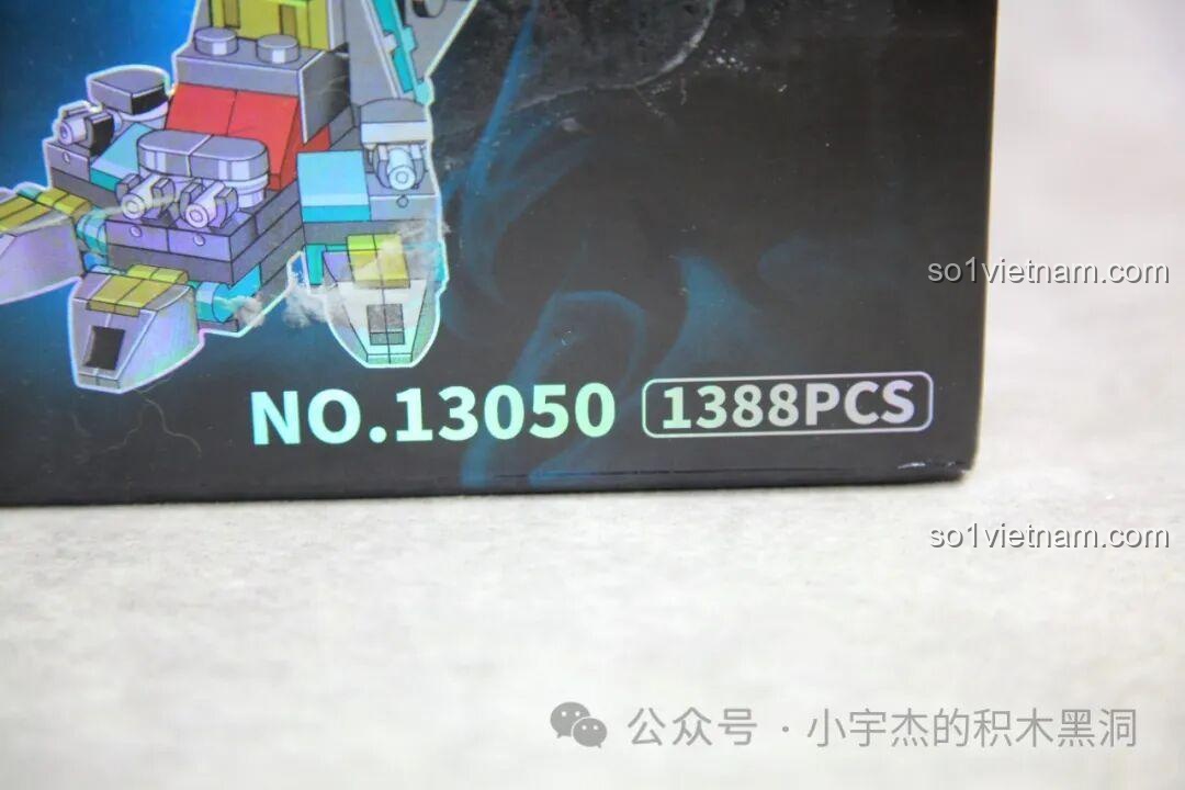Cận cảnh mã sản phẩm 13050 và số lượng 1388 mảnh ghép của bộ đồ chơi xây dựng Vua khủng long T-Rex cơ khí.