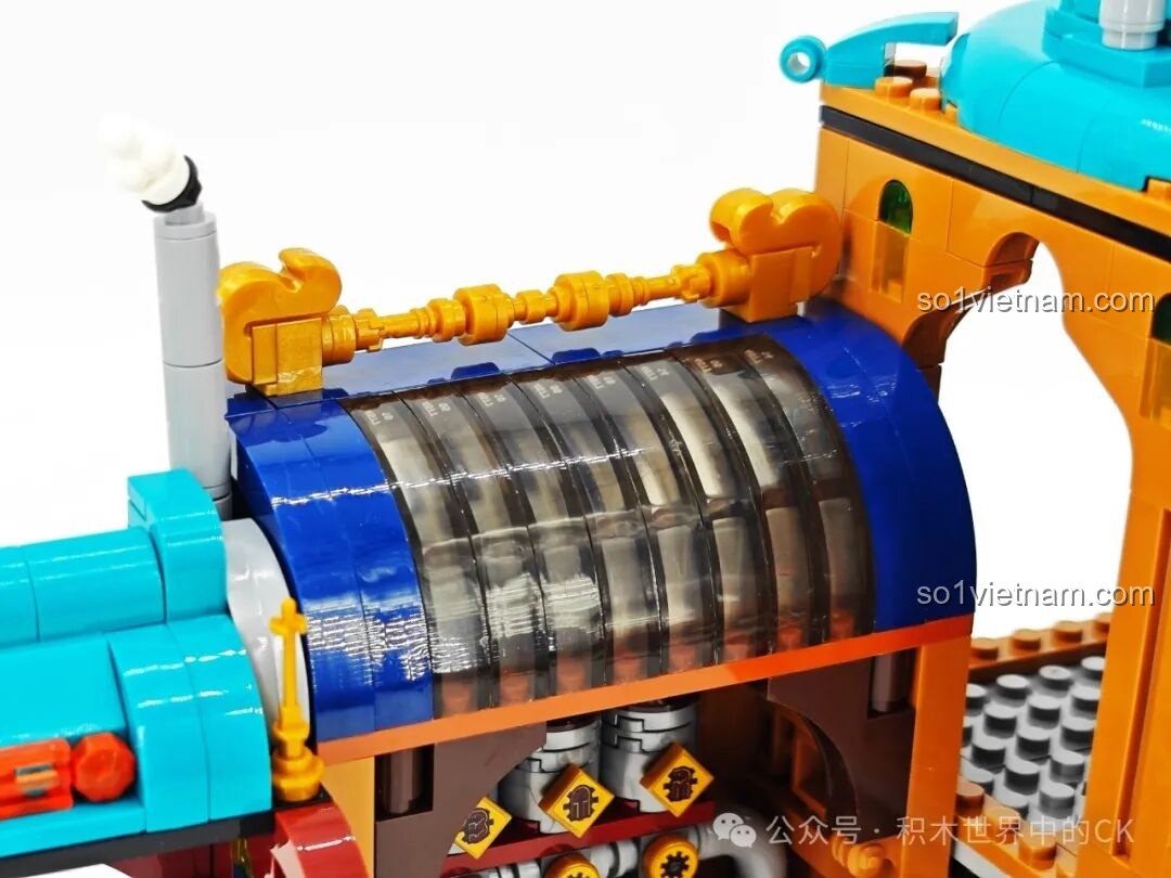 Chi tiết phần mái che phía trên khu vực máy móc của ZHEGAO 958013, với thiết kế dạng ống trong suốt độc đáo.