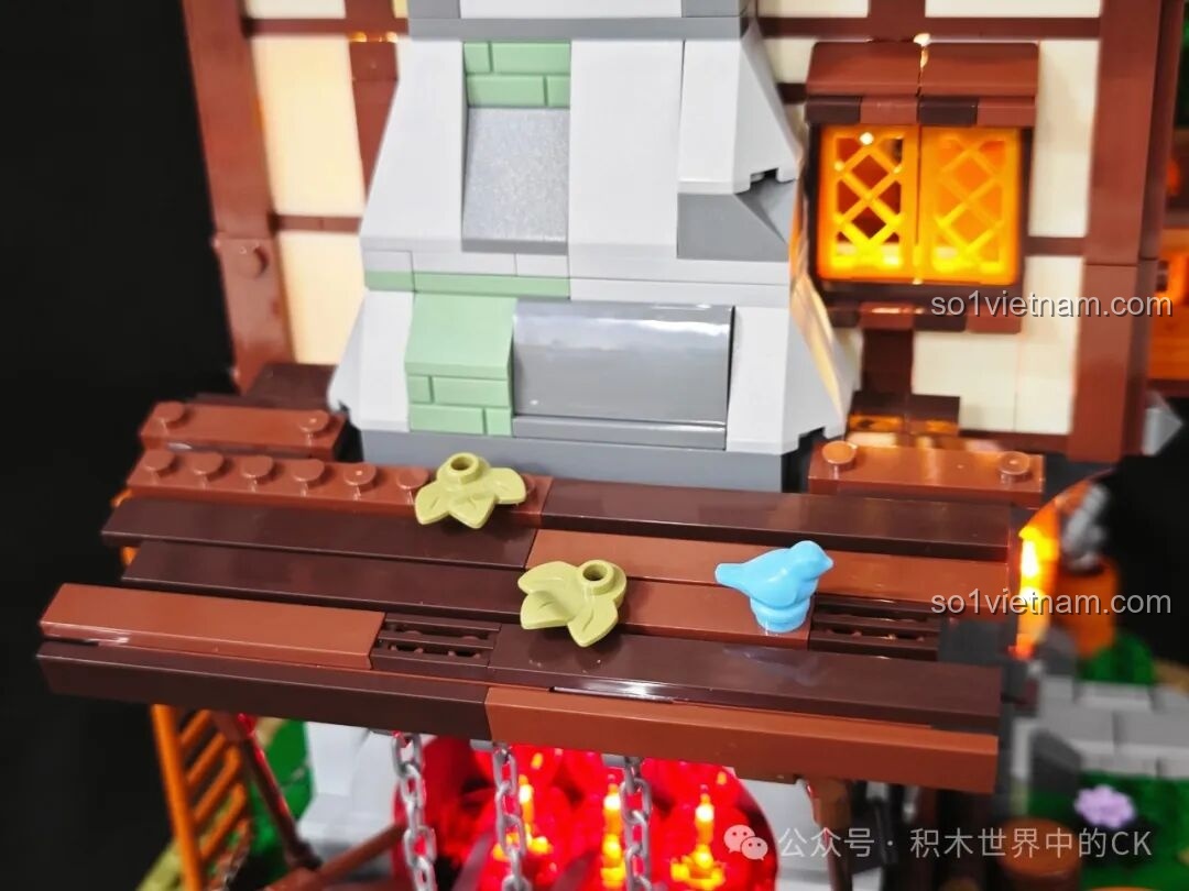 Chi tiết mái che phía trên lò rèn của Funwhole F9040, với lá cây và một chú chim xanh nhỏ đậu trên đó.