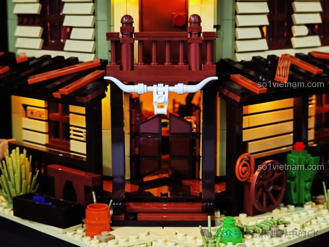 Cận cảnh mái hiên và cửa sổ của Saloon Miền Tây F9021, với các tấm ván gỗ.