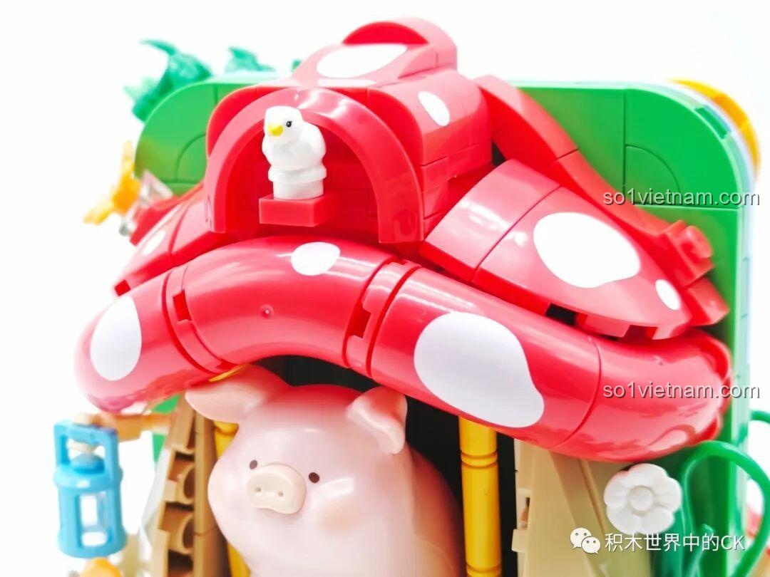 Chi tiết mái nhà nấm màu đỏ chấm bi trắng và chú chim nhỏ trên nóc trong bộ lắp ghép Mô hình Lợn LuLu.