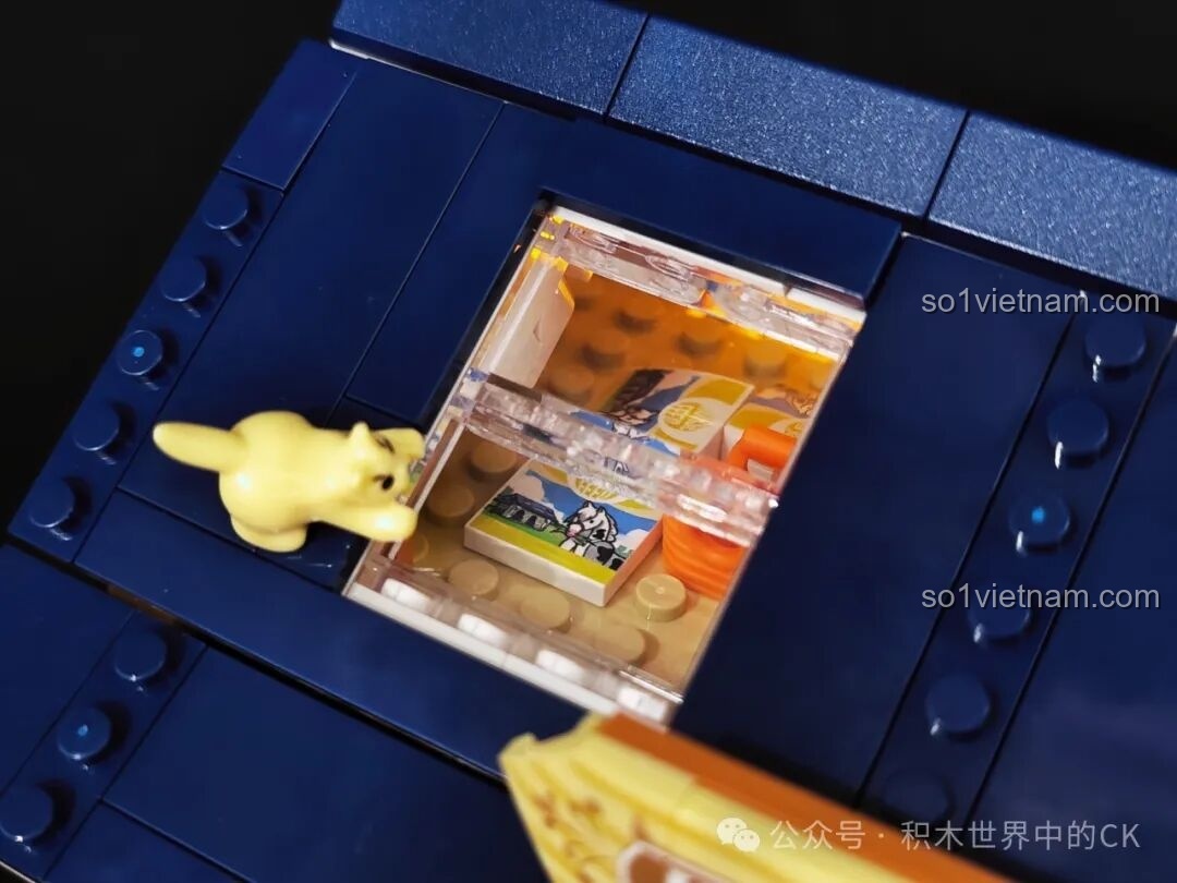 Chi tiết cửa sổ trên mái nhà của mô hình FunWhole F9080, có một chú mèo đang nằm bên cạnh.