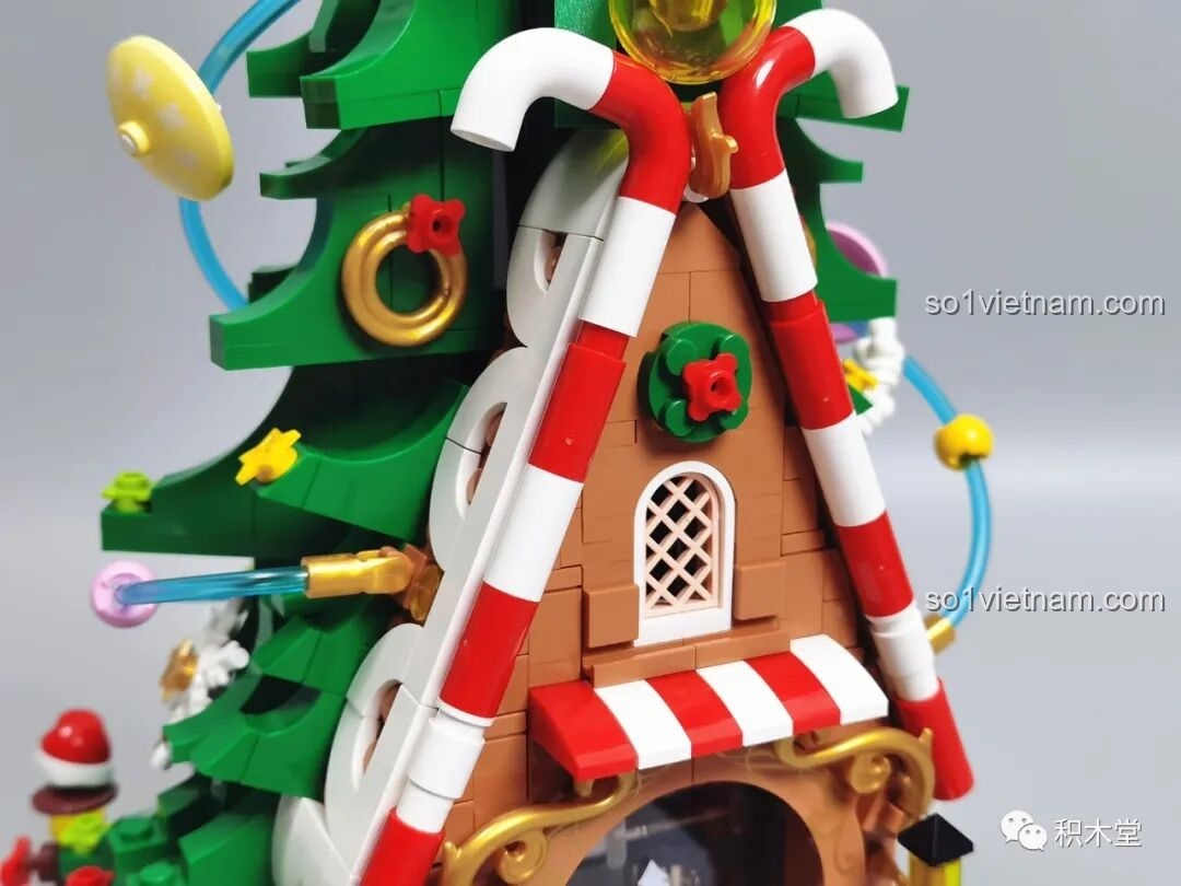 Cận cảnh mái nhà kẹo gậy và cửa sổ của ngôi nhà cây yêu tinh JAKI JK5128.