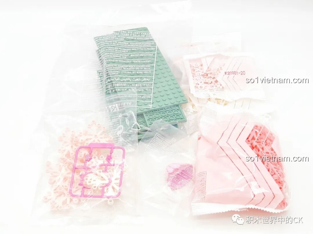 Các chi tiết mảnh ghép đặc biệt như hoa anh đào và đế xanh của bộ xếp hình Hatsune Miku: Con Đường Hoa Anh Đào K20901.