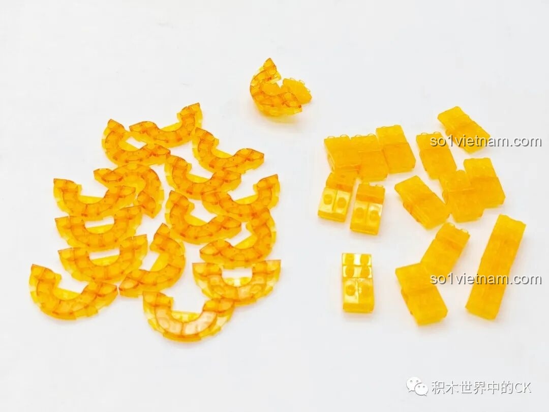 Cận cảnh các mảnh ghép màu vàng trong suốt và các mảnh nhỏ màu xanh ngọc, cam dùng để tạo hình chao đèn của bộ Đèn Bàn Cổ Điển ZHEGAO 00398.