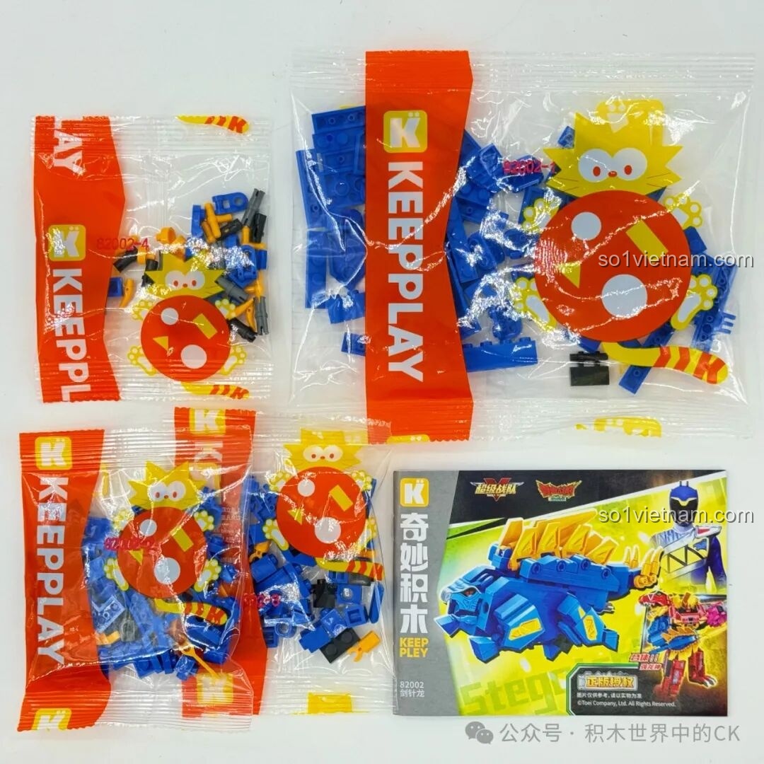 Các túi mảnh ghép và sách hướng dẫn của bộ lắp ghép Keeppley 82002 Kiếm Trâm Long (Khủng long Gai Xanh Dương), sẵn sàng cho việc lắp ráp robot khủng long biến hình.