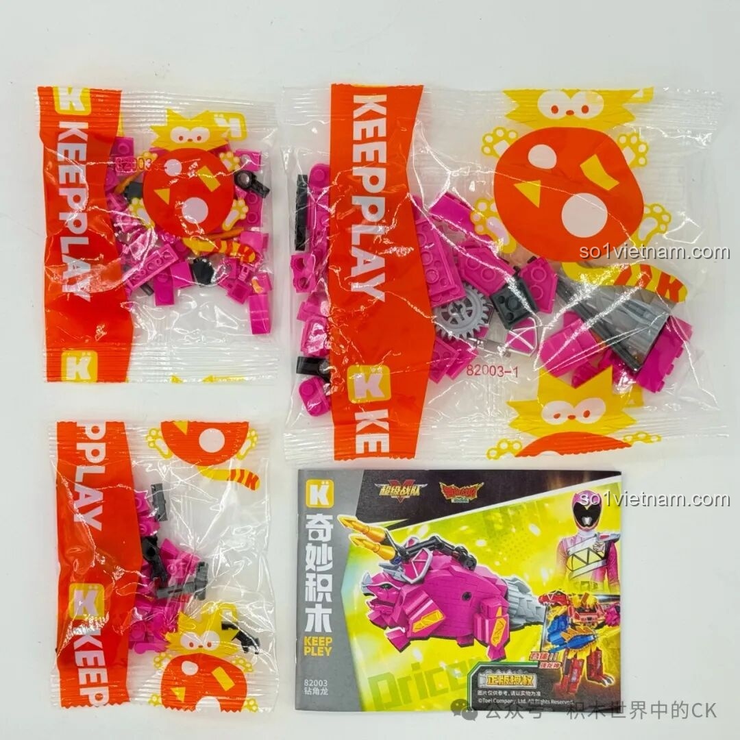 Các túi mảnh ghép và sách hướng dẫn của bộ lắp ghép Keeppley 82003 Zuanjiao Long (Khủng long Sừng Khoan Hồng), chuẩn bị cho việc lắp ráp robot khủng long biến hình.