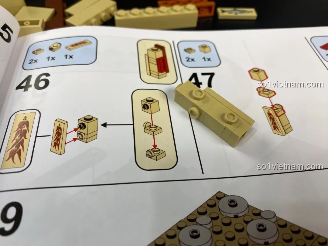 Cận cảnh một bước lắp ráp chi tiết nhỏ trong sách hướng dẫn của bộ Pantasy 86221.