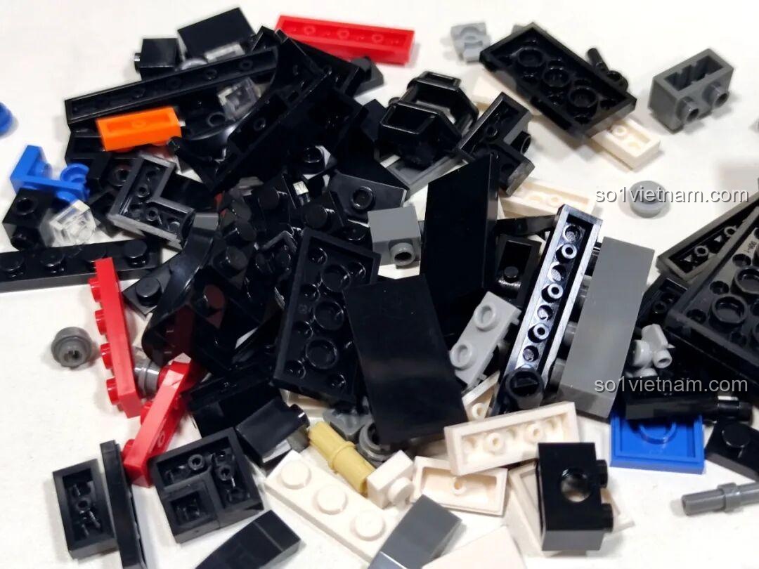 Cận cảnh các mảnh ghép nhựa ABS của bộ Reobrix 816, cho thấy chất lượng và độ hoàn thiện của từng chi tiết.