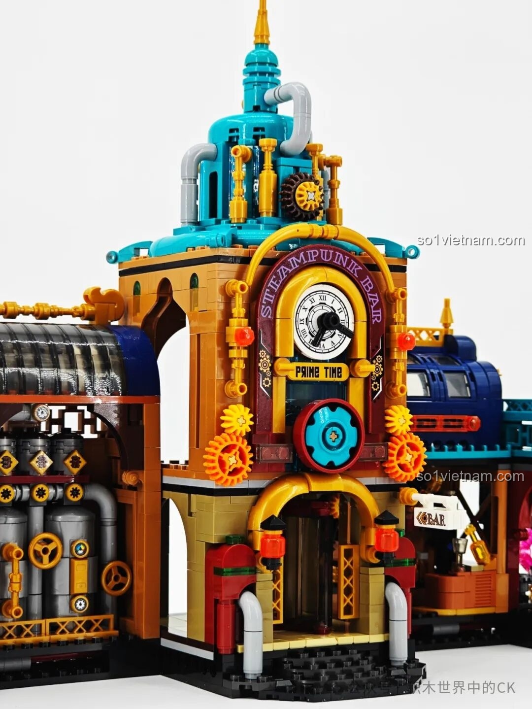 Chi tiết mặt đồng hồ và biển hiệu STEAMPUNK BAR trên mô hình ZHEGAO 958013, sử dụng sticker để tăng độ sắc nét.