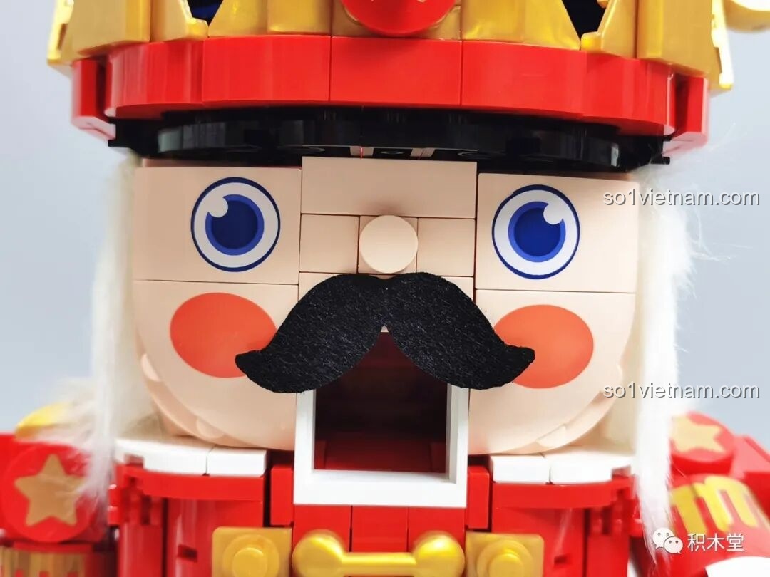 Cận cảnh khuôn mặt của Hoàng Tử Kẹp Hạt Dẻ với bộ râu bằng nỉ và đôi mắt to tròn đáng yêu.