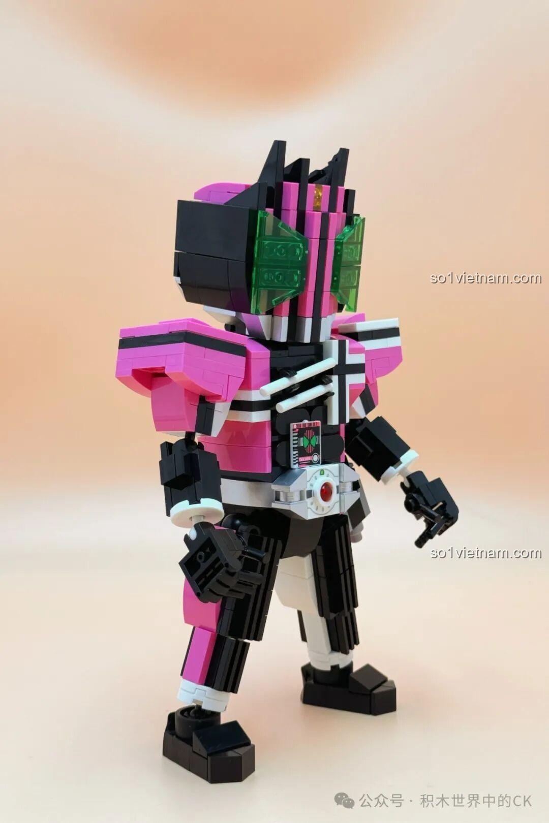 Cận cảnh phần mặt của mô hình Kamen Rider Decade JIESTAR 58189, với đôi mắt xanh lá và các đường kẻ đặc trưng.