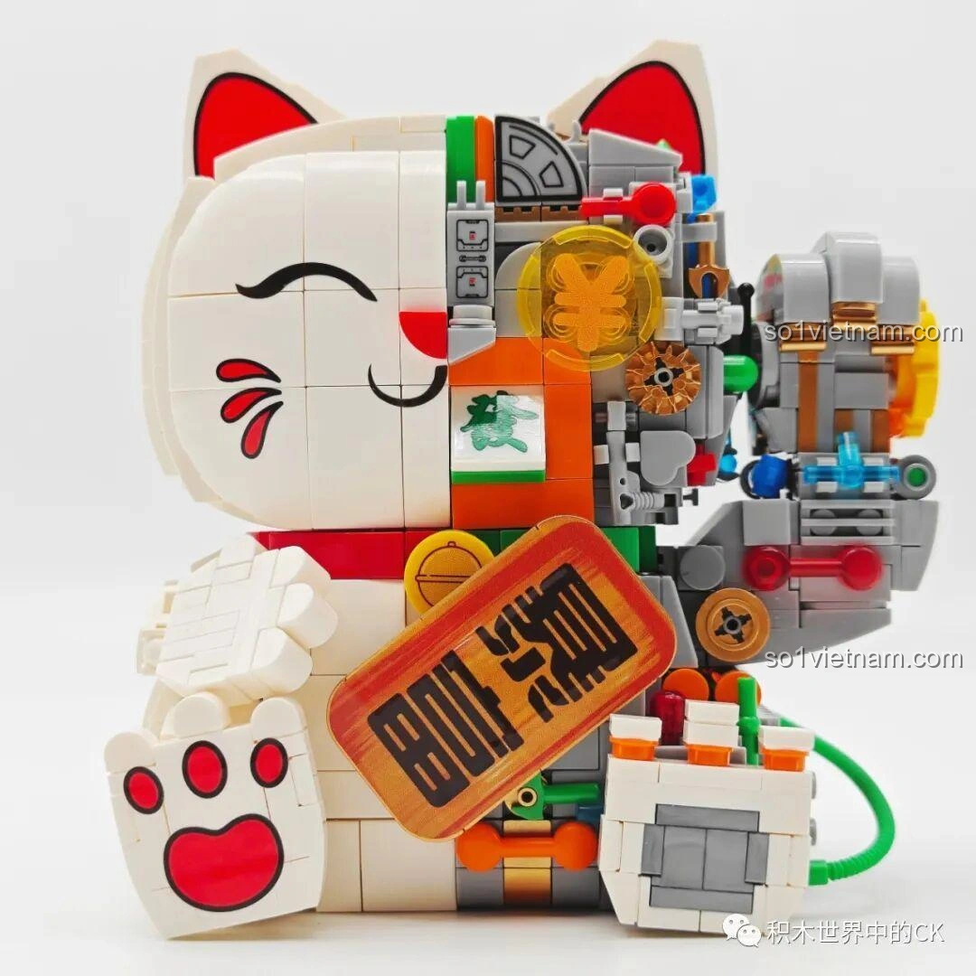 Cận cảnh chi tiết khuôn mặt Mèo Thần Tài Nửa Robot NiceBrick 200619, với nụ cười hiền hậu và các chi tiết cơ khí nhỏ tinh xảo, thu hút sự chú ý.