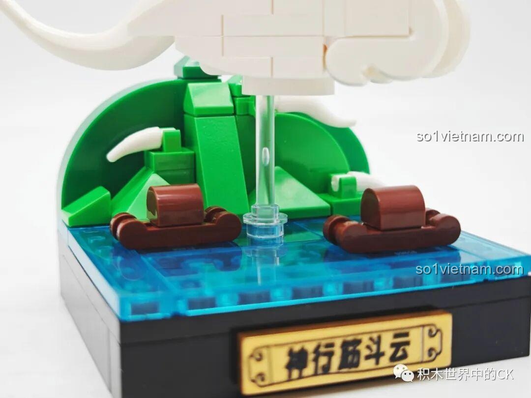 Cận cảnh mặt nước được làm từ các mảnh ghép trong suốt màu xanh, tạo hiệu ứng gợn sóng, đồ chơi mô hình Chaoqiqu.