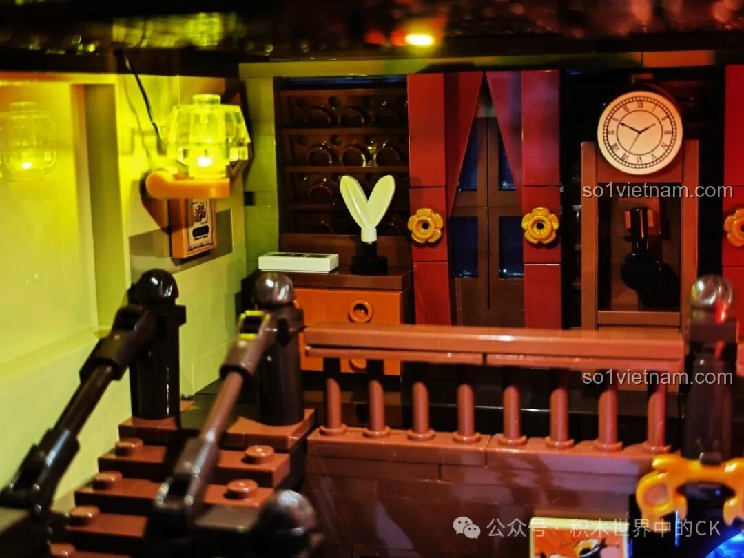 Cận cảnh mặt sau của Saloon Miền Tây F9021, với các chi tiết nhỏ và dây leo.