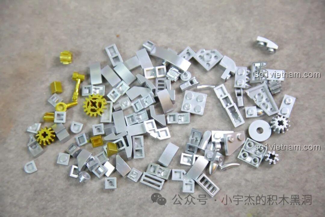 Các chi tiết màu bạc và vàng trong túi số 3 dùng để hoàn thiện phần đầu và đuôi cơ khí.