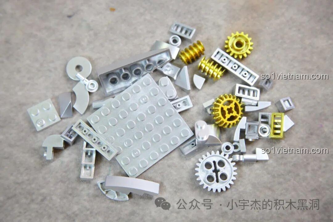 Cận cảnh các chi tiết màu vàng và bạc lấp lánh dùng để tạo nên phần máy móc của T-Rex.