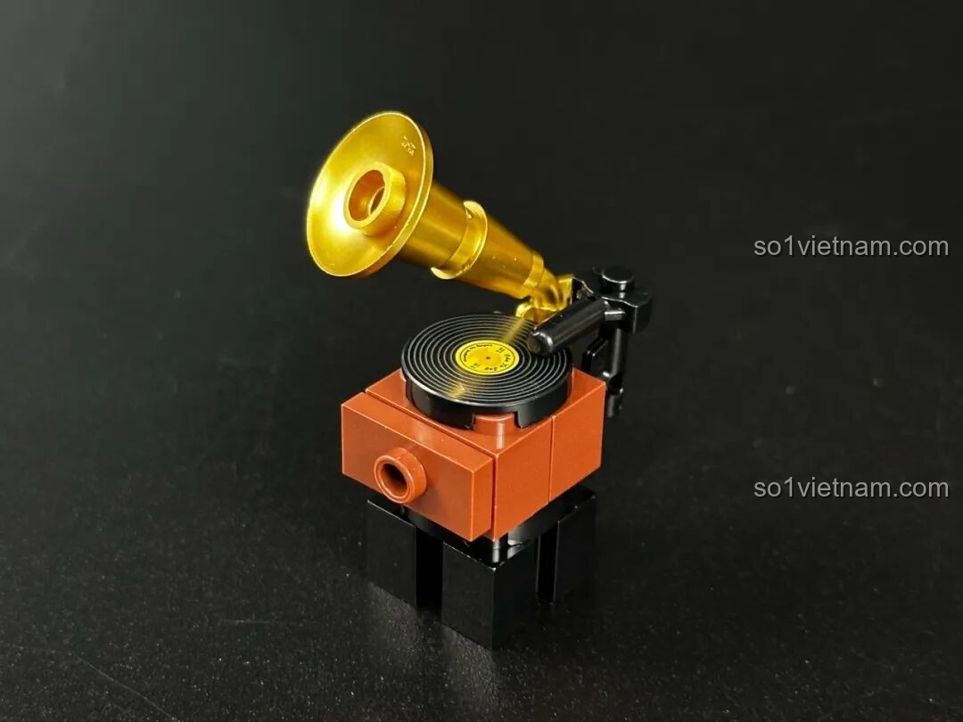 Góc nhìn khác về máy hát đĩa mini bên trong bộ Pantasy Gramophone 85009, thể hiện sự tinh xảo của mô hình.