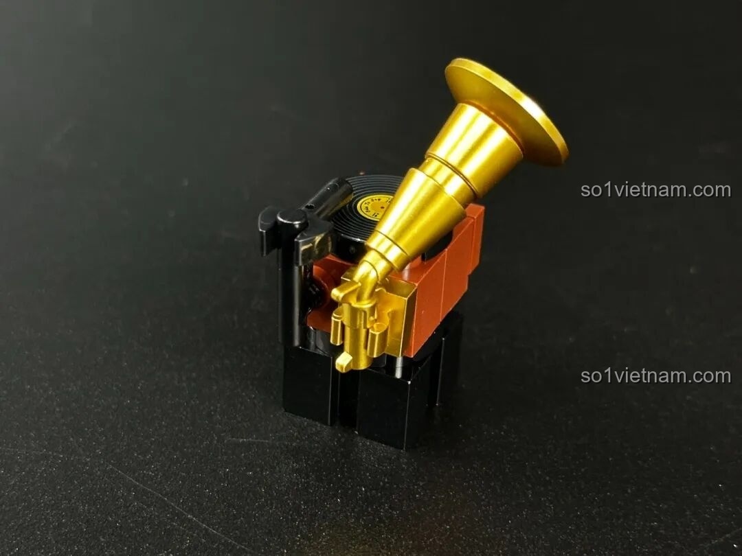 Chi tiết máy hát đĩa mini được lắp ráp từ các mảnh ghép, một phần của sân khấu bên trong bộ Pantasy Gramophone 85009.